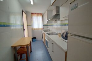 Kylskåp, mikrovågsugn, ugn och spishäll