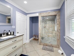 Combined shower/tub, towels, toilet paper