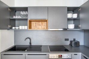 Kühlschrank, Mikrowelle, Ofen, Herdplatte