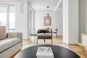 TV, stereo - Premium Mitte 1BR with Apple Store in building, by Blueground (Berlin)