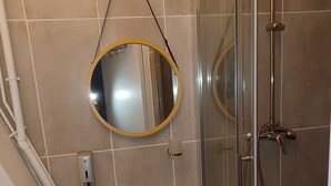 シャワー、ヘアドライヤー、石鹸、トイレットペーパー