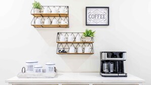 Kaffetrakter/tekoker, kjøleskap, mikrobølgeovn og ovn