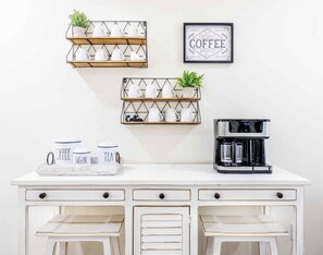 Fridge, microwave, oven, stovetop - La Fleur, Exquisite New Home Close To The Ark. (Dry Ridge)