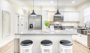 Fridge, microwave, oven, stovetop - La Fleur, Exquisite New Home Close To The Ark. (Dry Ridge)