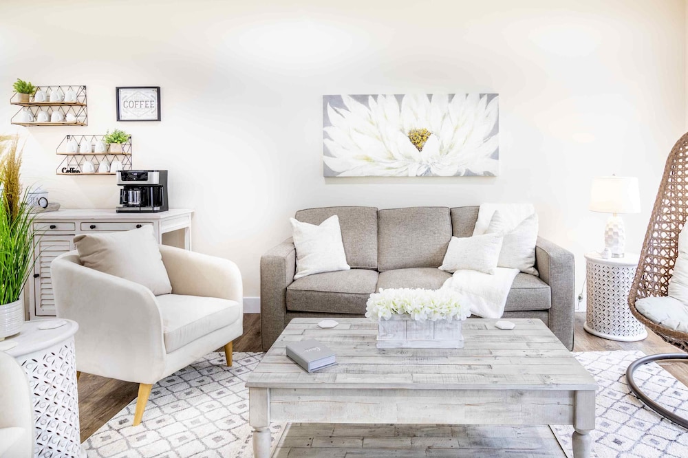 La Fleur, Exquisite New Home Close To The Ark.