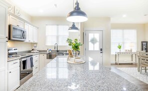 Fridge, microwave, oven, stovetop - La Fleur, Exquisite New Home Close To The Ark. (Dry Ridge)