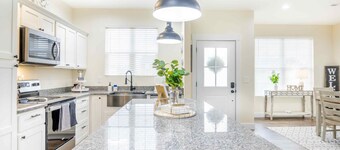 La Fleur, Exquisite New Home Close To The Ark.