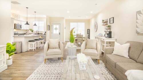 La Fleur, Exquisite New Home Close To The Ark.