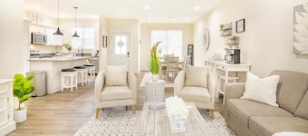 La Fleur, Exquisite New Home Close To The Ark.