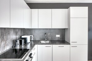 Frigorífico, microondas, horno y placa de cocina