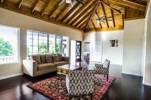 47-英寸纯平电视（配备有线频道）