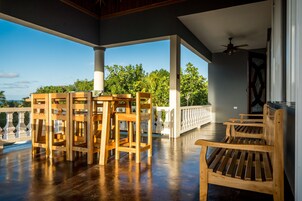 华丽客房, 1 张大床, 浴缸, 城市景观 | 露台