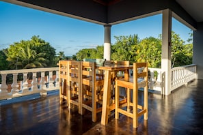 Habitació Premier, 1 llit doble, amb bany privat, vistes al jardí | Terrassa o pati
