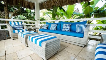 AuĂenpool, geöffnet von 09:00 Uhr bis 19:00 Uhr, LiegestĂŒhle