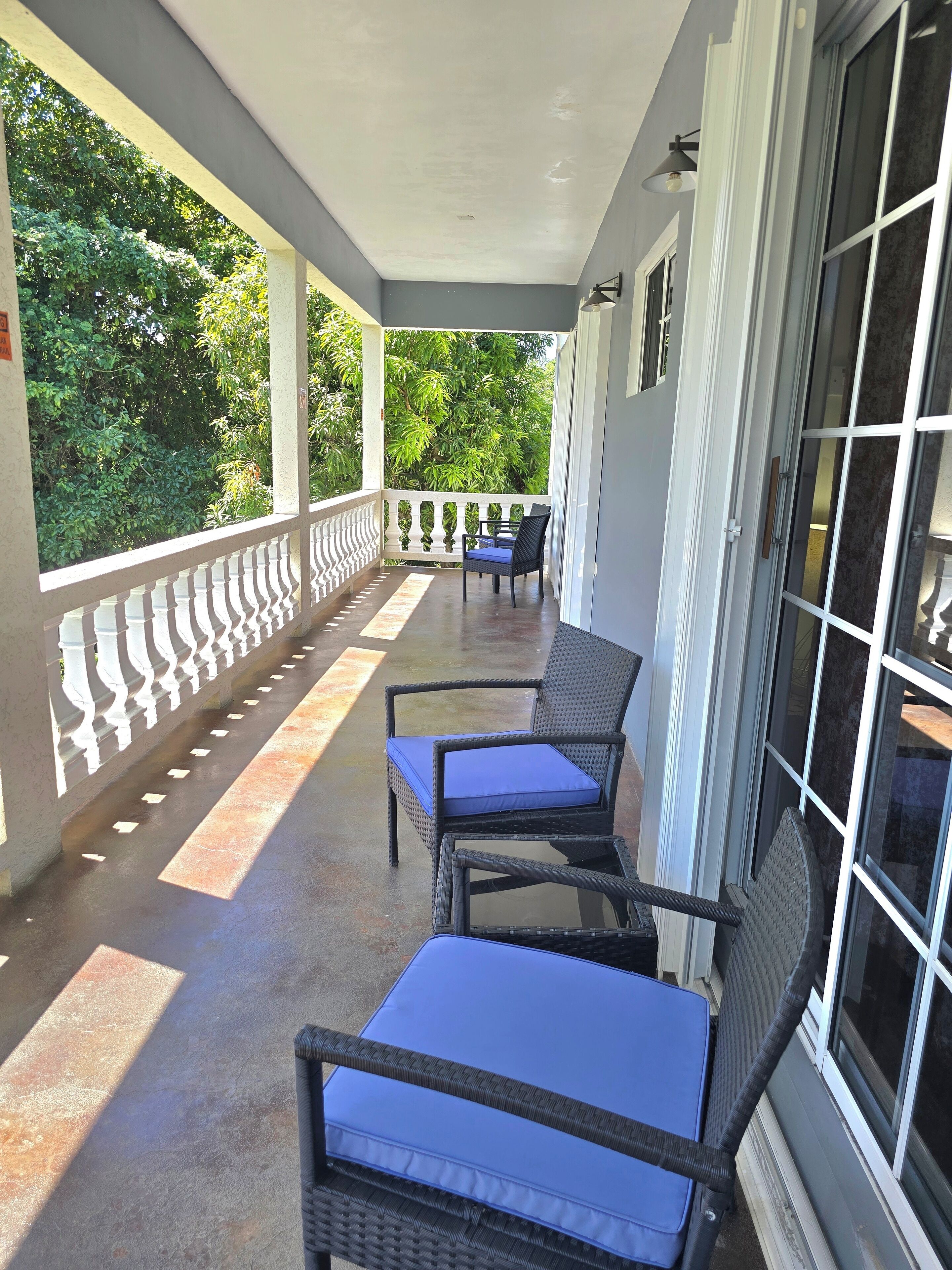 Luksusrom, 1 kingsize-seng, hageutsikt | Terrasse/patio