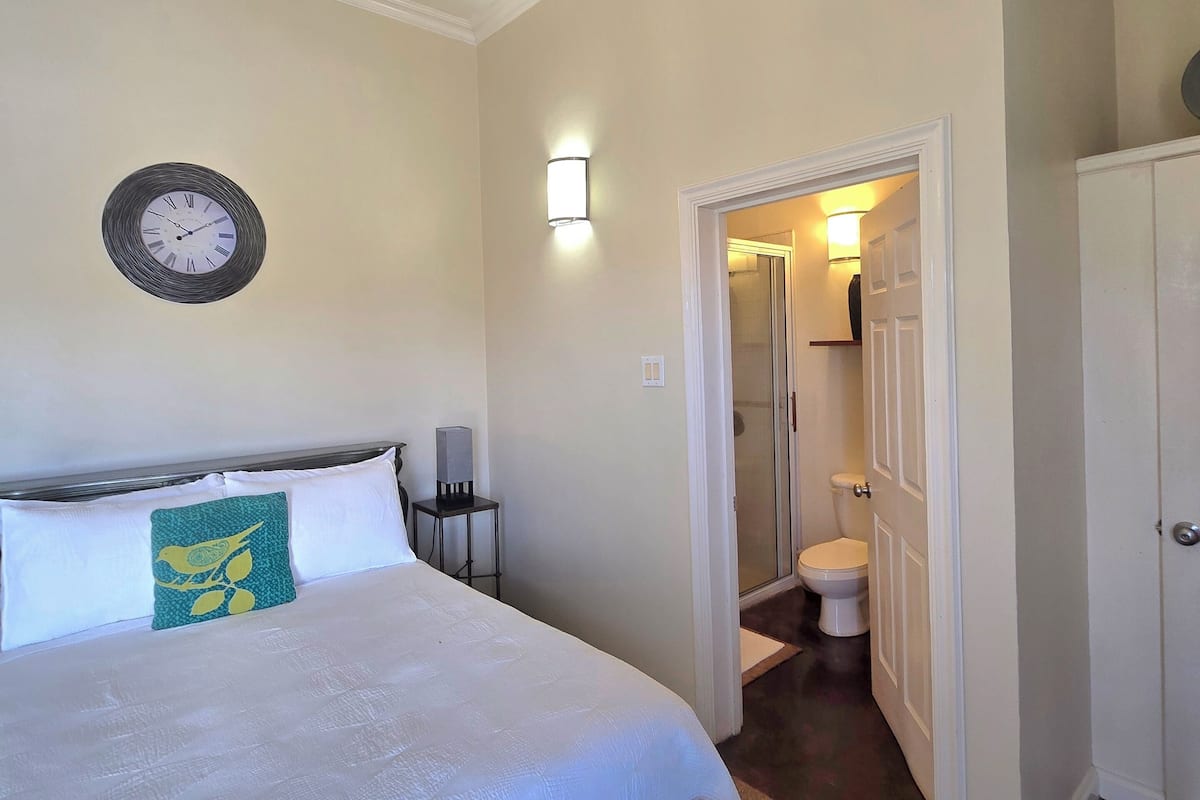 Kamar Premier, 1 Tempat Tidur Double, balkon, pemandangan kebun | Seprai premium, selimut bulu angsa, dan busa memori