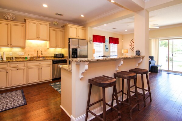 冷蔵庫、電子レンジ、オーブン、コンロ