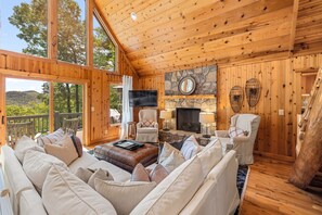 Smart-tv, een open haard, boeken en een stereo