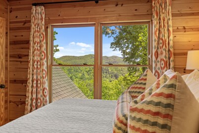 Private Getaway with Views! 8 mins to Lake Burton! Tallulah River 1 mile away!