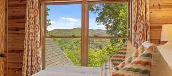 Private Getaway with Views! 8 mins to Lake Burton! Tallulah River 1 mile away!