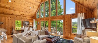 Private Getaway with Views! 8 mins to Lake Burton! Tallulah River 1 mile away!