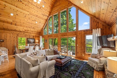 Private Getaway with Views! 8 mins to Lake Burton! Tallulah River 1 mile away!