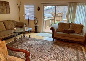 Smart TV, fireplace - Old Village area Townhouse Garden Retreat (Mount Pleasant)