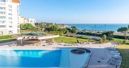 Stunning ocean-view condo newly renovated with pool, garden and 24hr security