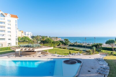 Stunning ocean-view condo newly renovated with pool, garden and 24hr security
