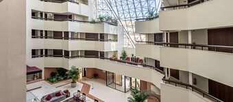 Stunning ocean-view condo newly renovated with pool, garden and 24hr security