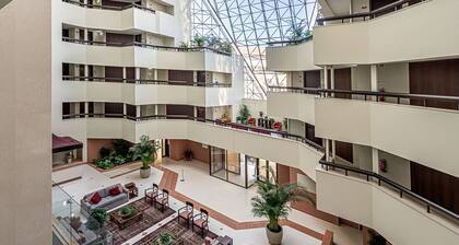 Stunning ocean-view condo newly renovated with pool, garden and 24hr security