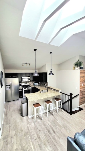Fridge, microwave, oven, stovetop - $0Fees-6bed/6bath-Easy Red Rocks/Downtown/OldeTown (Arvada)