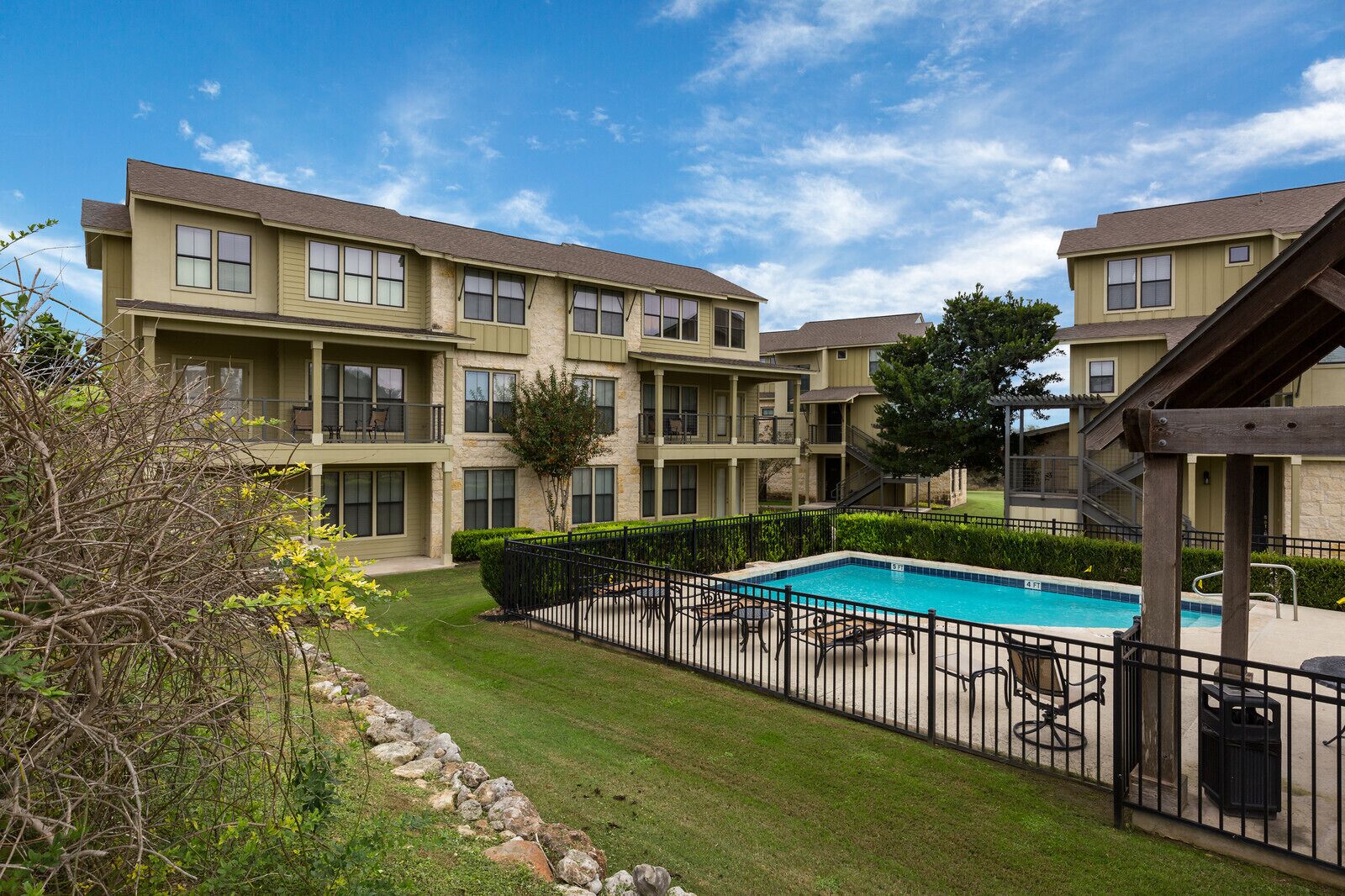 Stay and Play at The Bandit Golf Course- Unit 102