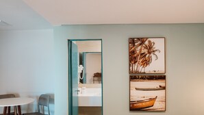 A hotel room with a bed, a desk, a chair, and a small table. - Catamaran Praia Chalés (Igarassu)