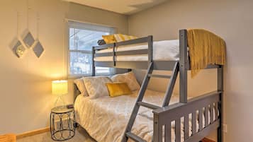 3 bedrooms, iron/ironing board, internet, bed sheets