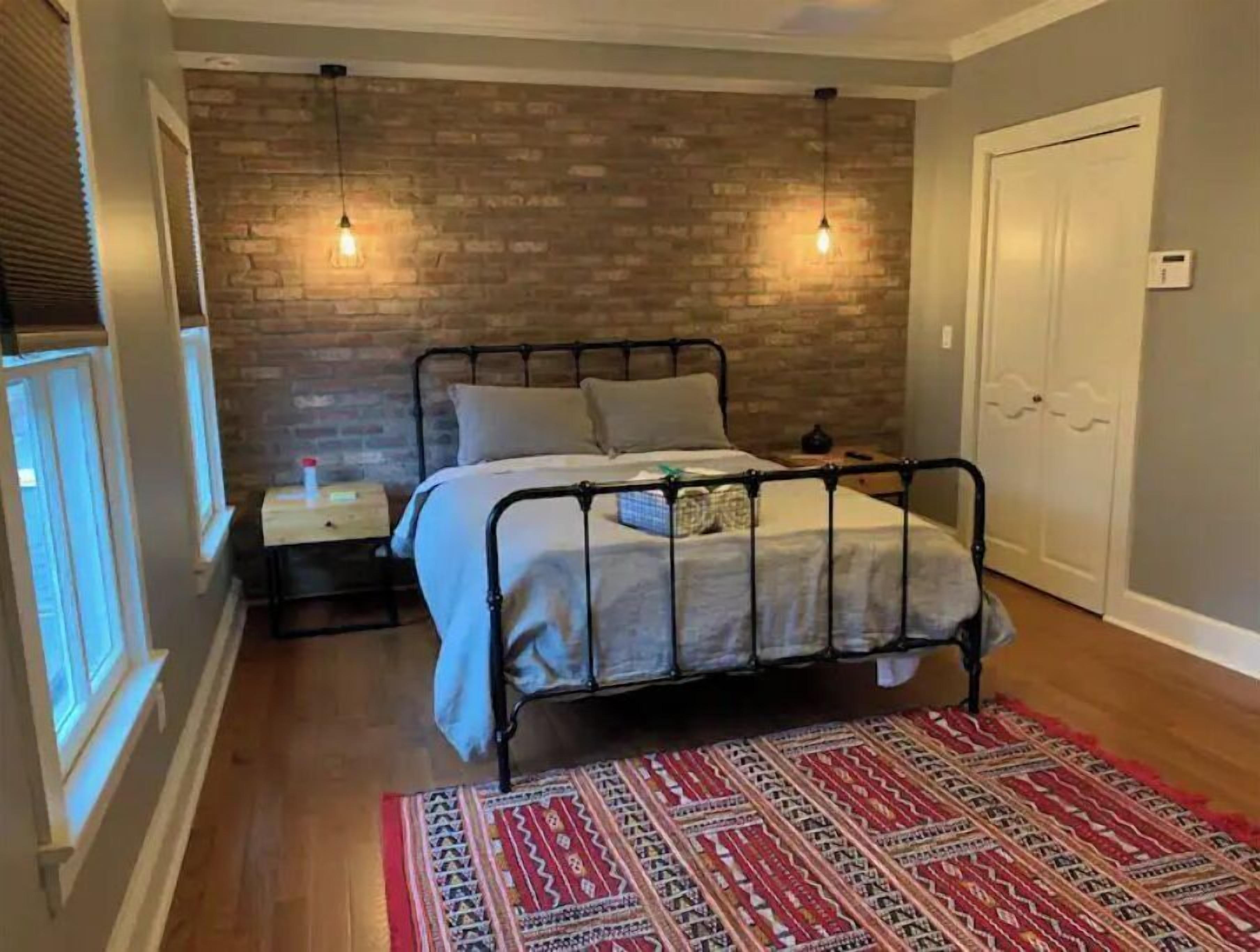 4 bedrooms, iron/ironing board, free WiFi, bed sheets