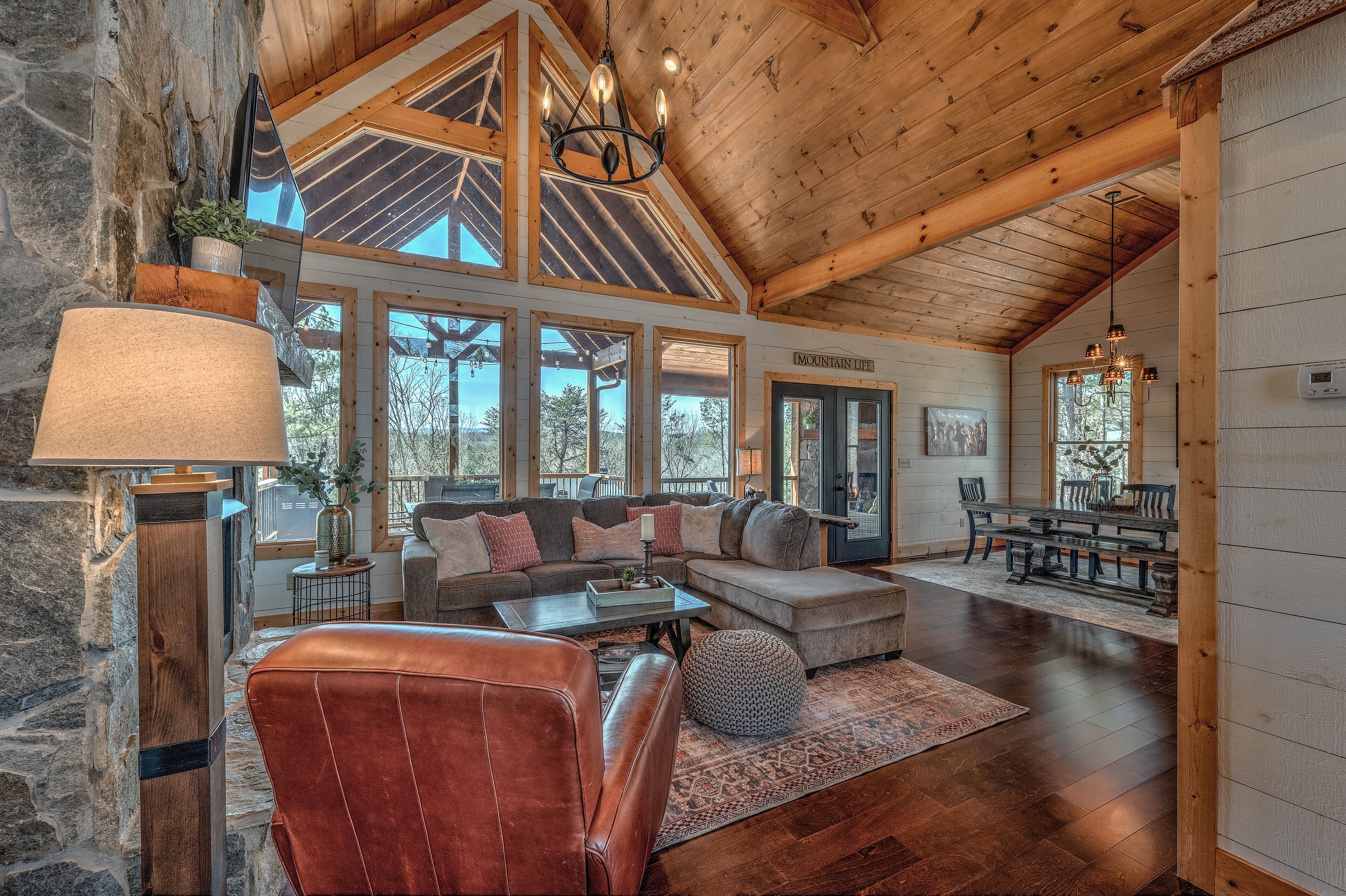 TV connectée, cheminée, écrans d'ordinateur