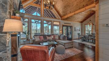 TV connectée, cheminée, écrans d'ordinateur