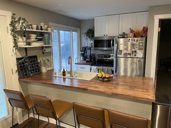 Refrigerador, microondas, horno y parrilla de estufa 