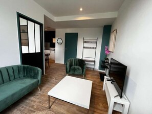 Living area - 2-1 Charming T2 bis near train station and town center - Parking nearby (Lourdes)