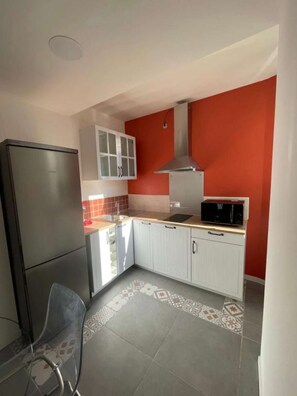 Private kitchen - 1-3 Getaway in large charming T2 with terrace (Lourdes)