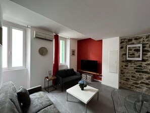 Living area - 1-3 Getaway in large charming T2 with terrace (Lourdes)