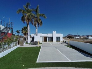 Sports court - 3 BDR 2 BATH  at Country Club, Pickle Ball court in house, close to Marine (San Carlos)