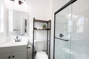 Ensemble douche/baignoire, sĂšche-cheveux, serviettes fournies, savon