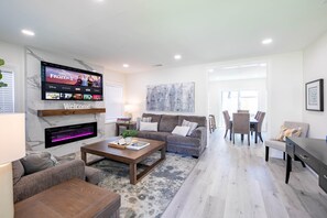 Smart TV, fireplace, books - Modern clean relaxing gateway! Close to all LA fun! (Monterey Park)