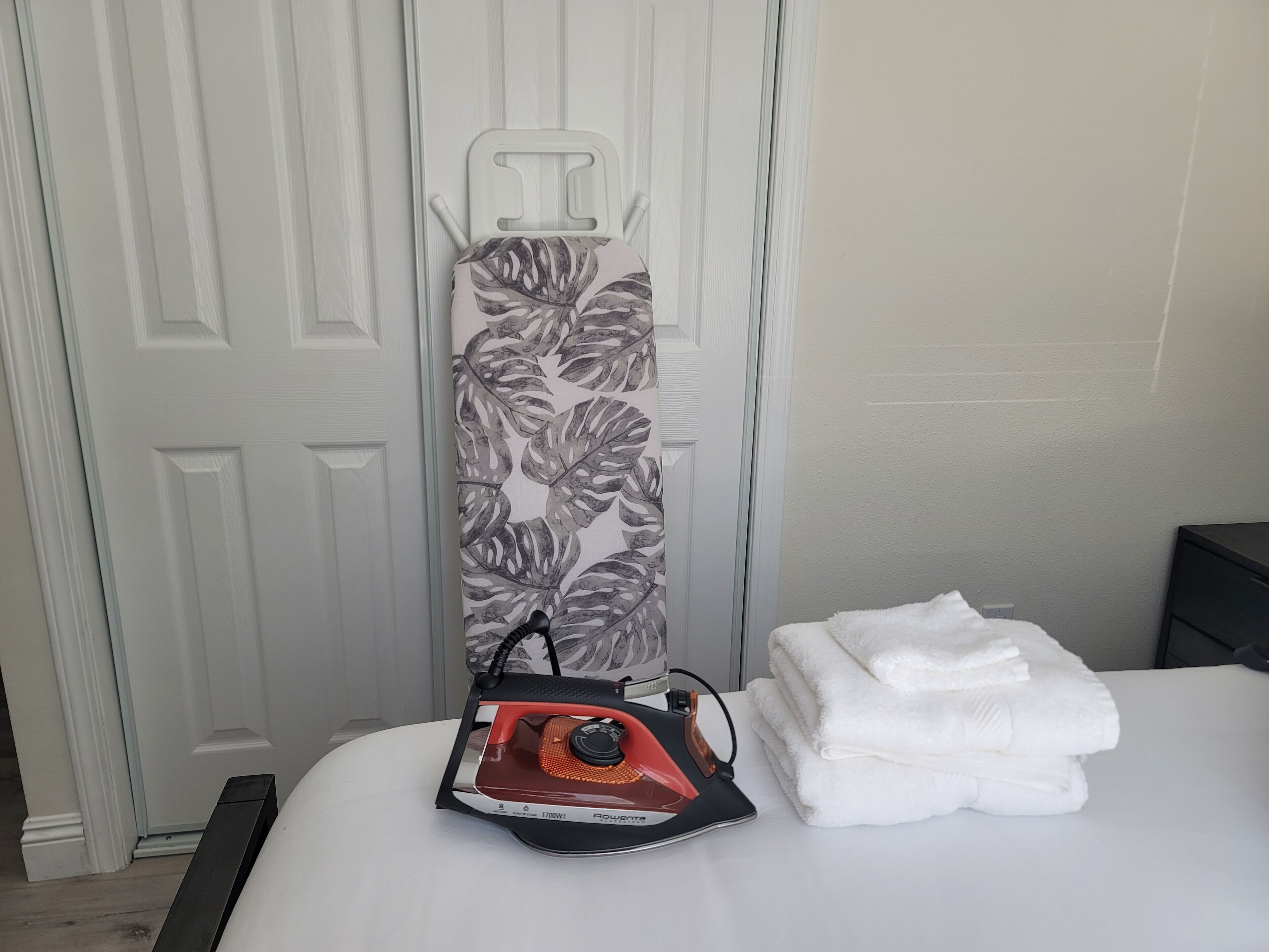 Modern clean relaxing gateway! Close to all LA fun!