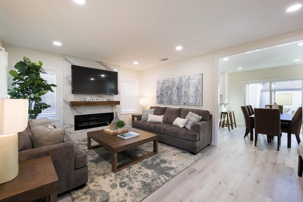 Smart TV, fireplace, books - Modern clean relaxing gateway! Close to all LA fun! (Monterey Park)