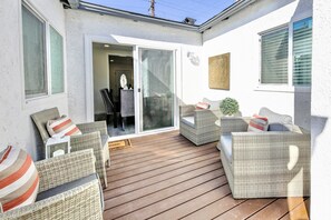 Terrace/patio - Modern clean relaxing gateway! Close to all LA fun! (Monterey Park)