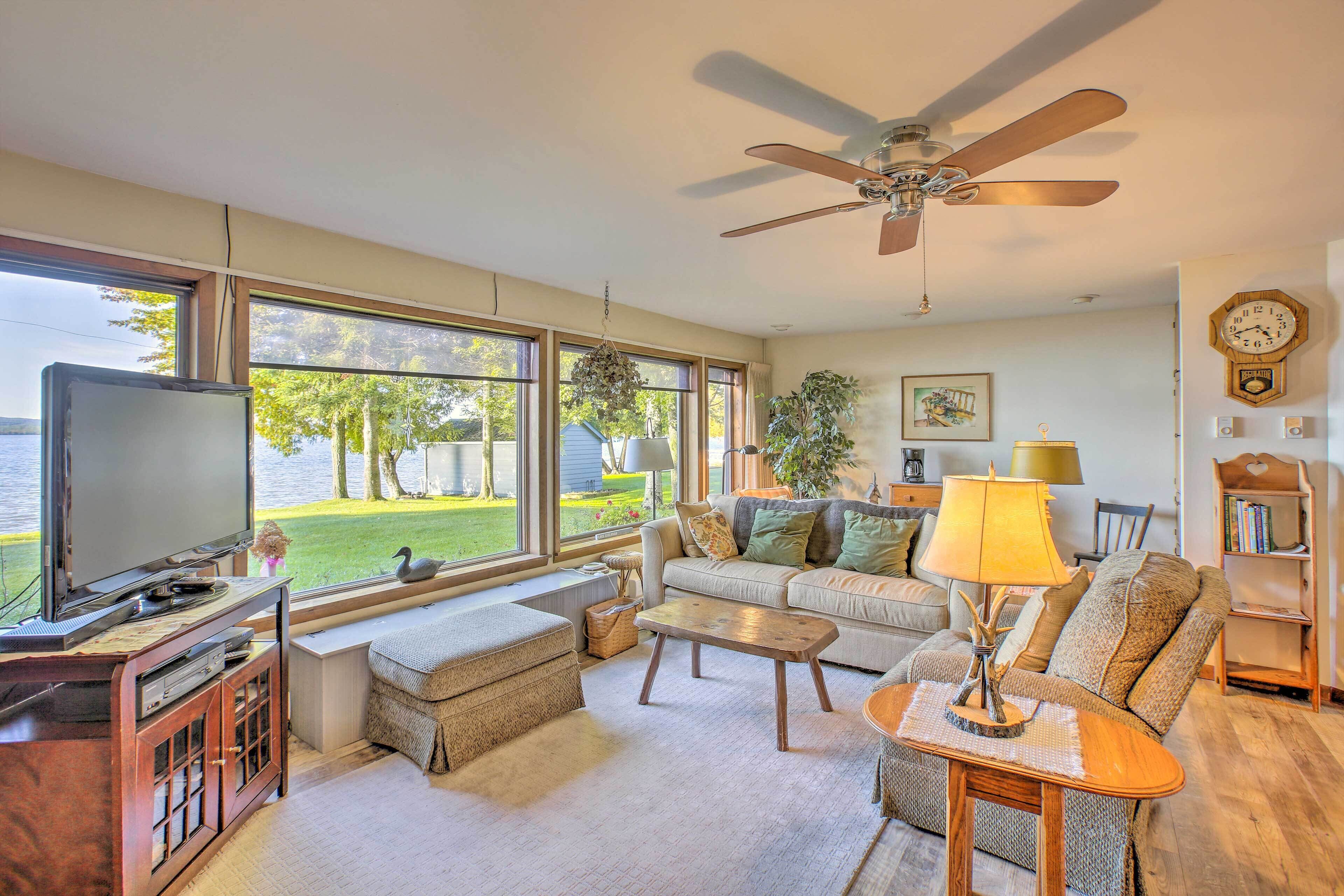 Lakefront Cedar Cottage w/ Enclosed Porch!