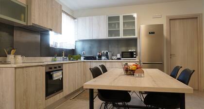 Theo & Ms Apt - 2 Beds - Garden - Parking - WiFi